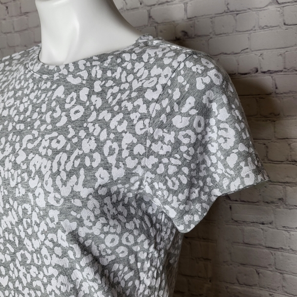 Old Navy Everywear Gray & White Cheetah Print T-shirt - Size S - Picture 2 of 5
